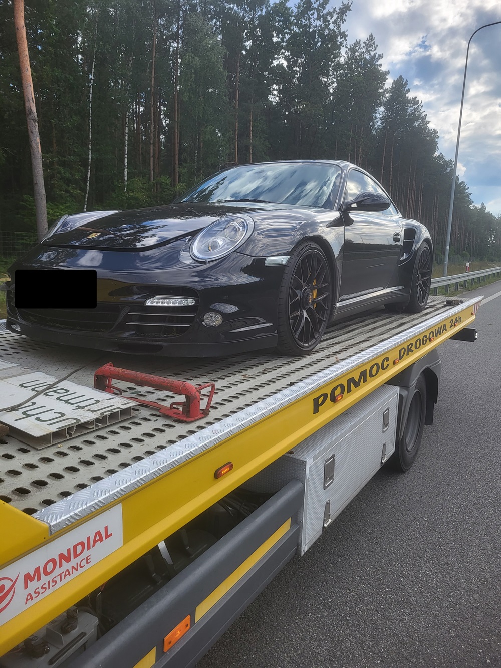 na lawecie uszkodzone Porsche
