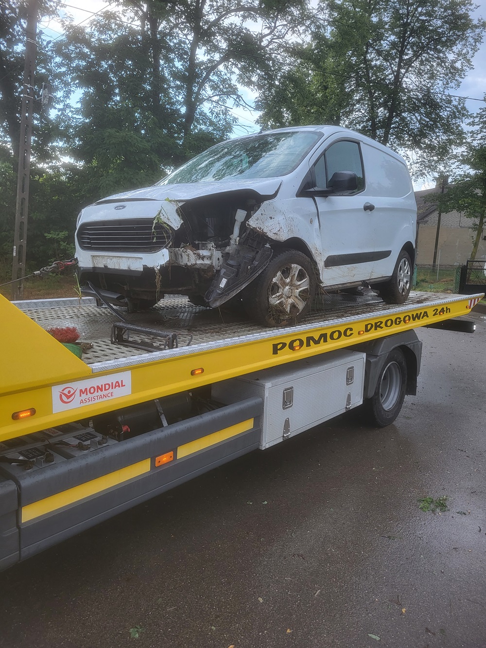 laweta z autem po wypadku